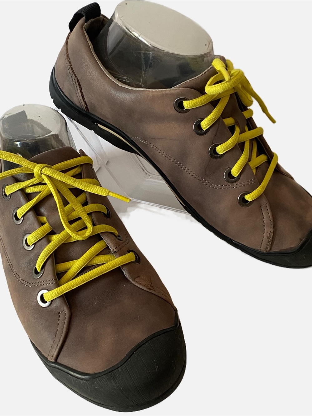 Leather Low Top Sneakers RXN Kenneth Cole brown with yellow laces
